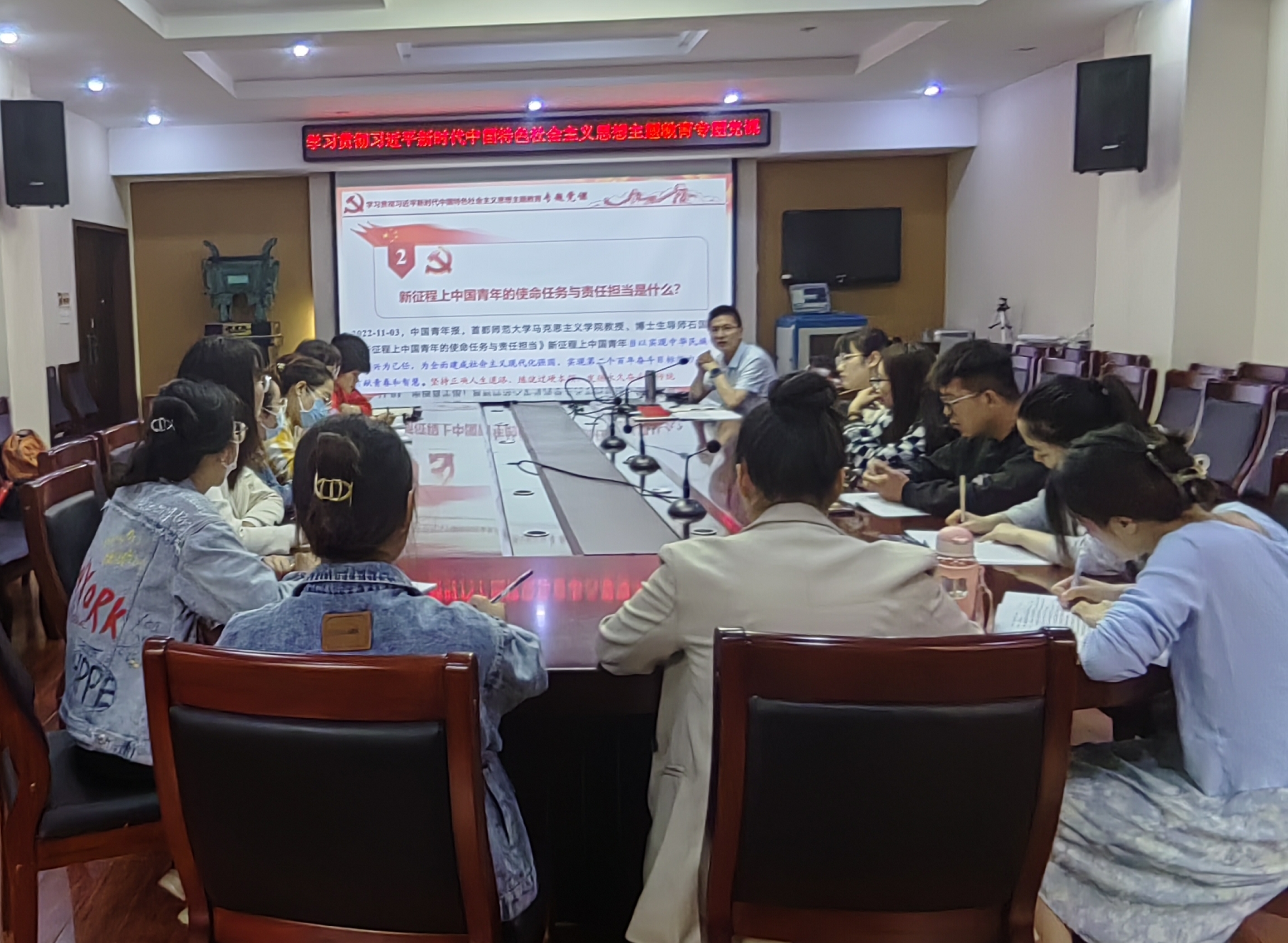 《何军同志为研究生党员讲主题教育专题党课》.jpg 《何军同志为研究生党员讲主题教育专题党课》.jpg