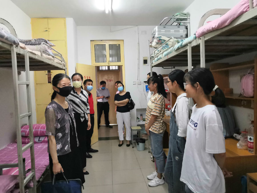 学院领导走访2020级新生宿舍.jpg